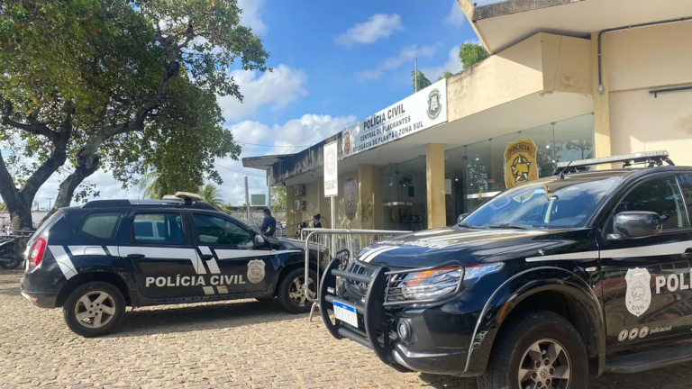 Idosa é presa em flagrante por injúria racial contra vizinho em Natal