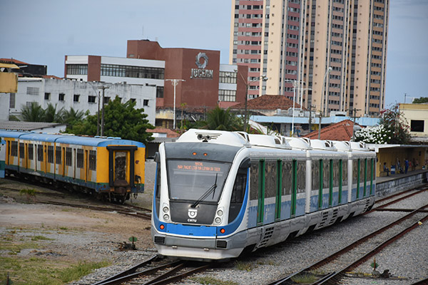 Trens urbanos continuam operando nesta quarta-feira com grade horária emergencial; confira