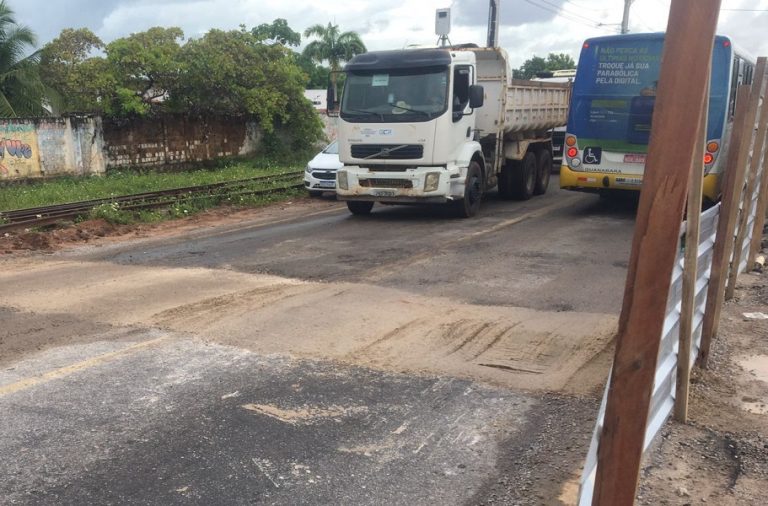 Buraco se abre na Av. Felizardo Moura e provoca congestionamento no trânsito