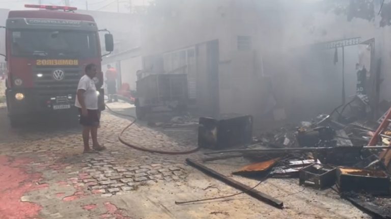 Incêndio de grande proporção atinge residência no bairro de Mãe Luíza