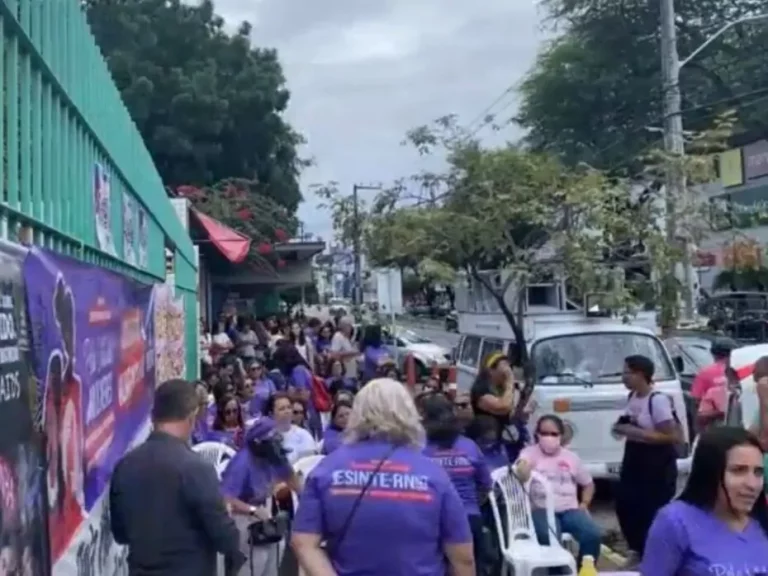 Em greve, professores do Estado fazem “aula pública” em frente ao IFRN em Natal