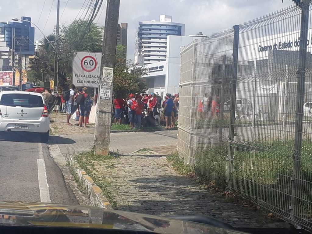 MST faz protesto e fecha entrada do Centro Administrativo