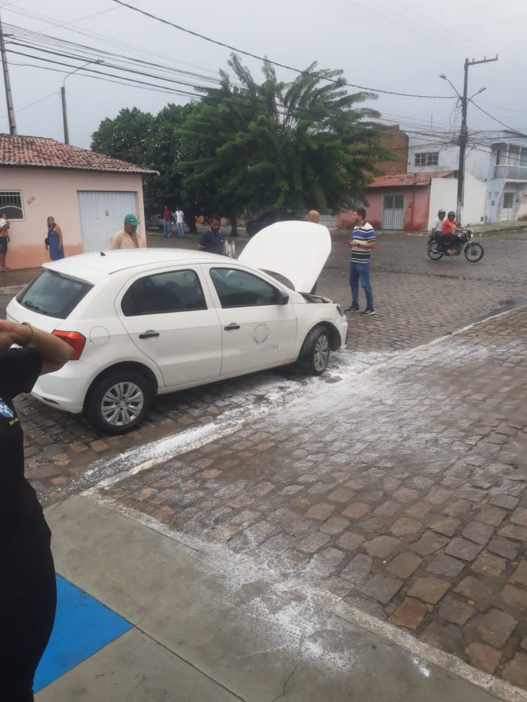 Bandidos tentam incendiar mais um carro da Prefeitura de Parnamirim