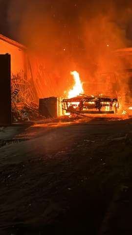 Bandidos incendeiam prédio e destroem parte da frota veicular da Secretaria de Obras em Acari