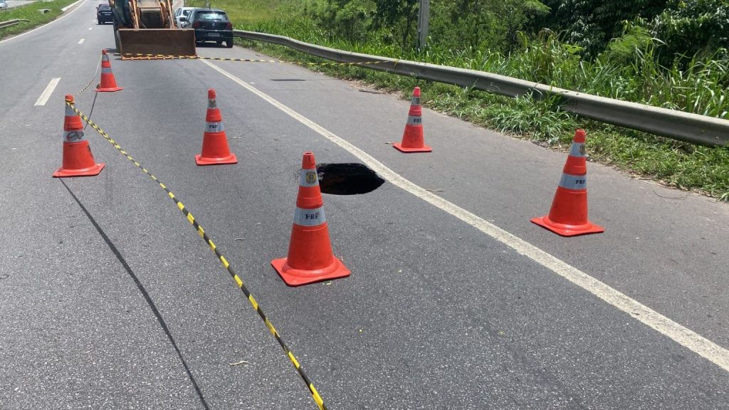 Cratera se abre na BR-101 em Parnamirim e trânsito fica lento no sentido Sul