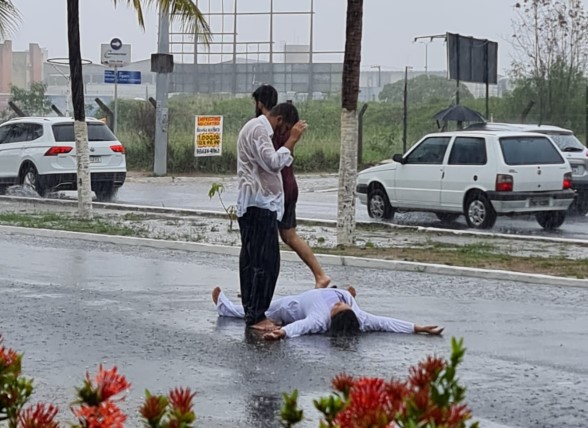 Casal chama a atenção e assusta motoristas que passavam pela Av. Gastão Mariz, em Cidade Verde