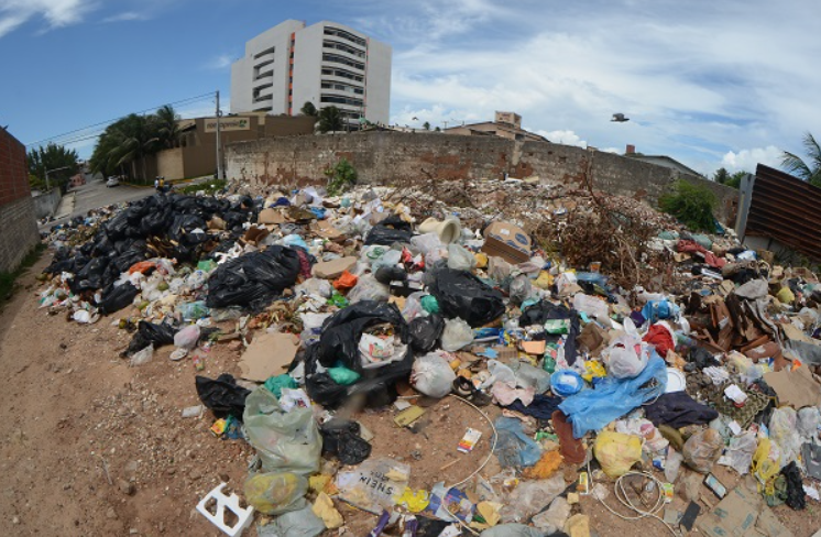 Cidade deve ficar livre do lixo acumulado em 10 dias, diz Urbana