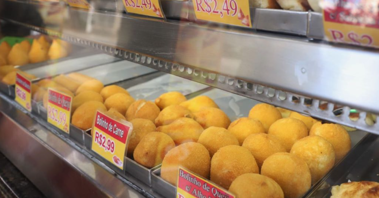 Brasileiro troca o arroz, feijão e carne por coxinha, quibe ou pastel para economizar com almoço