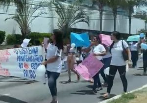 Esposas de detentos que protestavam na Salgado Filho são presas pela Rocam