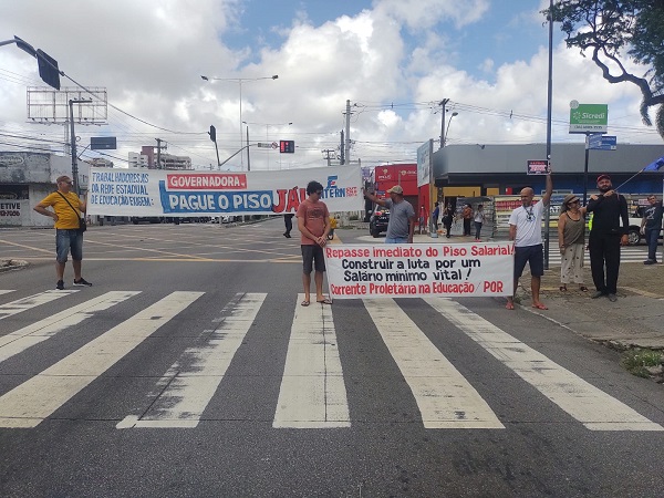 Em greve, servidores da Saúde e Educação fazem protesto