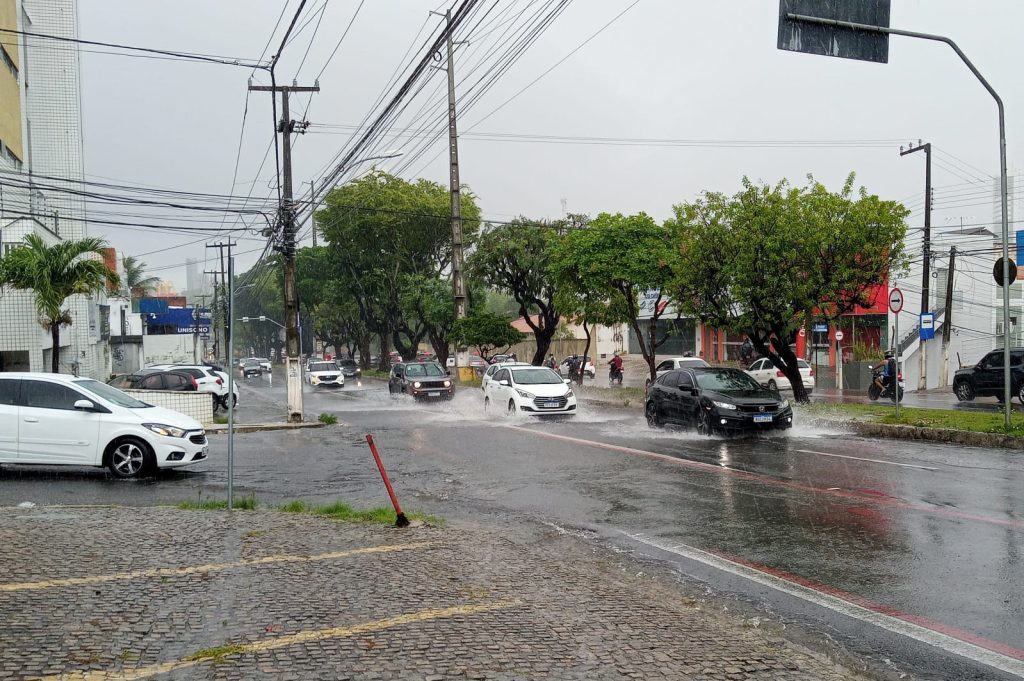 As chuvas continuam causando transtornos  em Natal: Alagamentos e semáforos quebrados  dificultam trânsito na cidade.