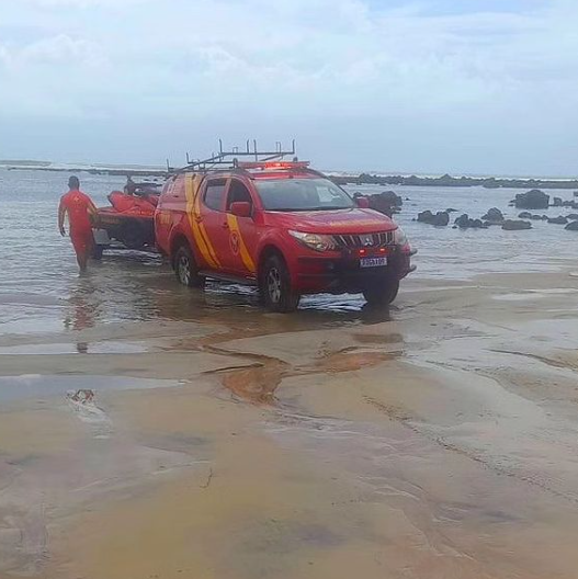 Bombeiros encontram corpo de PM que desapareceu no mar após salvar filho de afogamento em Pipa
