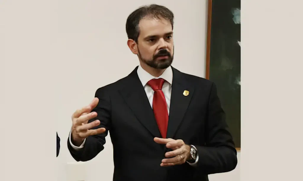 Delegado brasileiro é eleito para comandar a Interpol pela primeira vez
