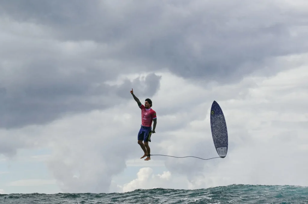 Gabriel Medina e João Chianca avançam para as quartas de surfe nas Olimpíadas de Paris