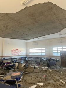 Parte de teto em sala de aula desaba e deixa estudante ferida Frutuoso
