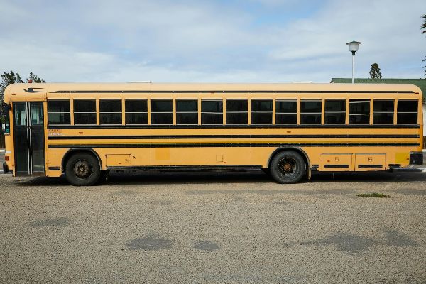 Ex-prefeito é condenado a prestar contas referentes a transporte escolar