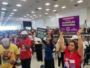 Professores da rede estadual protestam durante evento com ministro da Educação